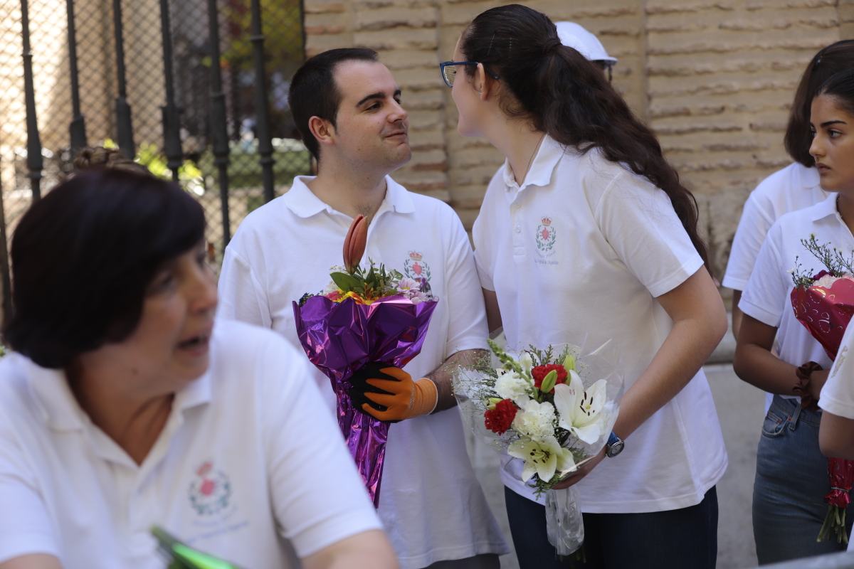 Miles de granadinos se reúnen en la Carrera para llenar de color la Basílica de las Angustias 