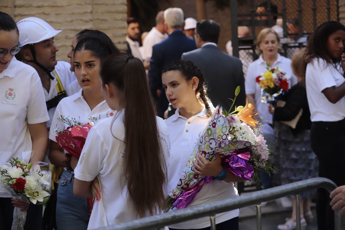 Miles de granadinos se reúnen en la Carrera para llenar de color la Basílica de las Angustias 