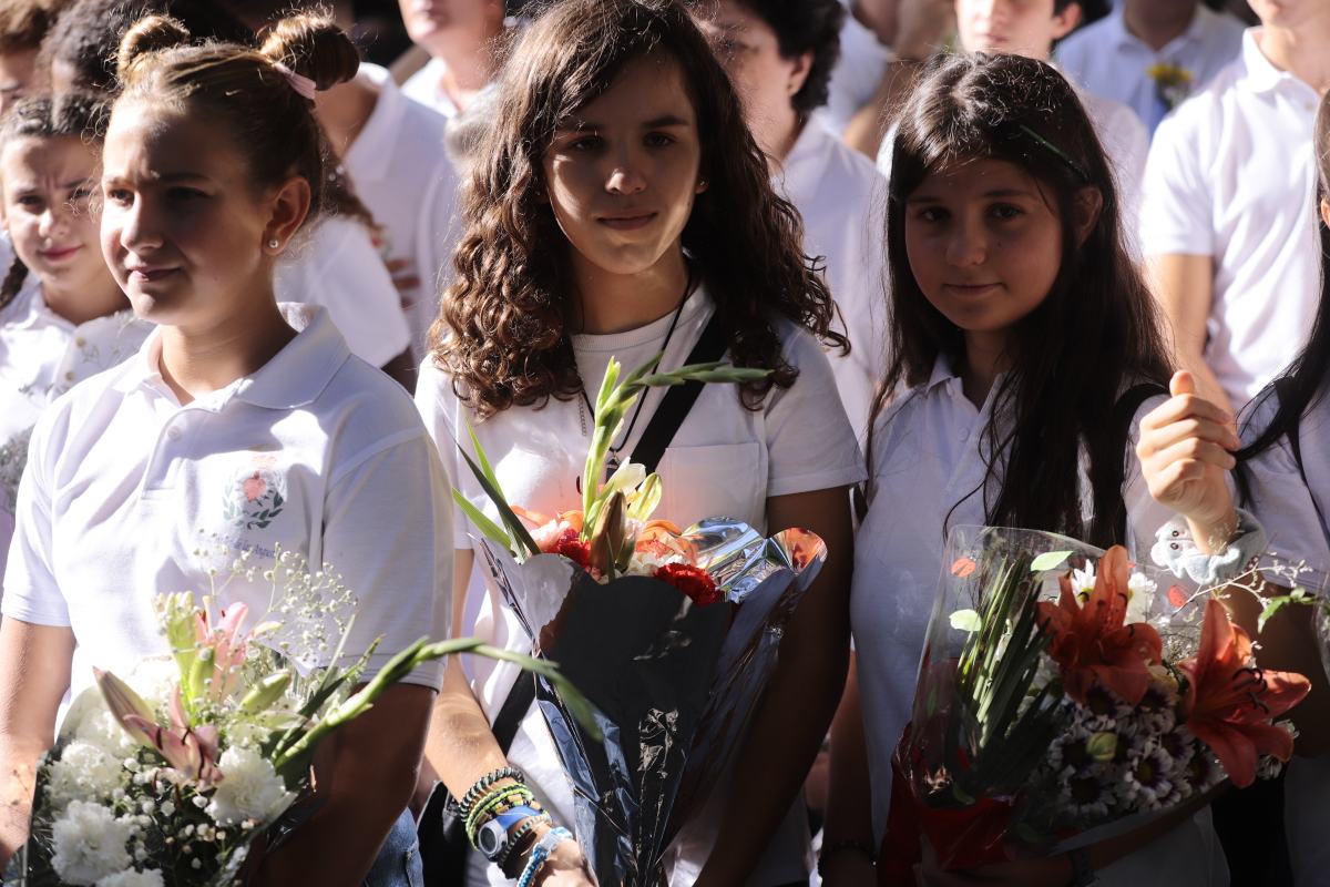 Miles de granadinos se reúnen en la Carrera para llenar de color la Basílica de las Angustias 