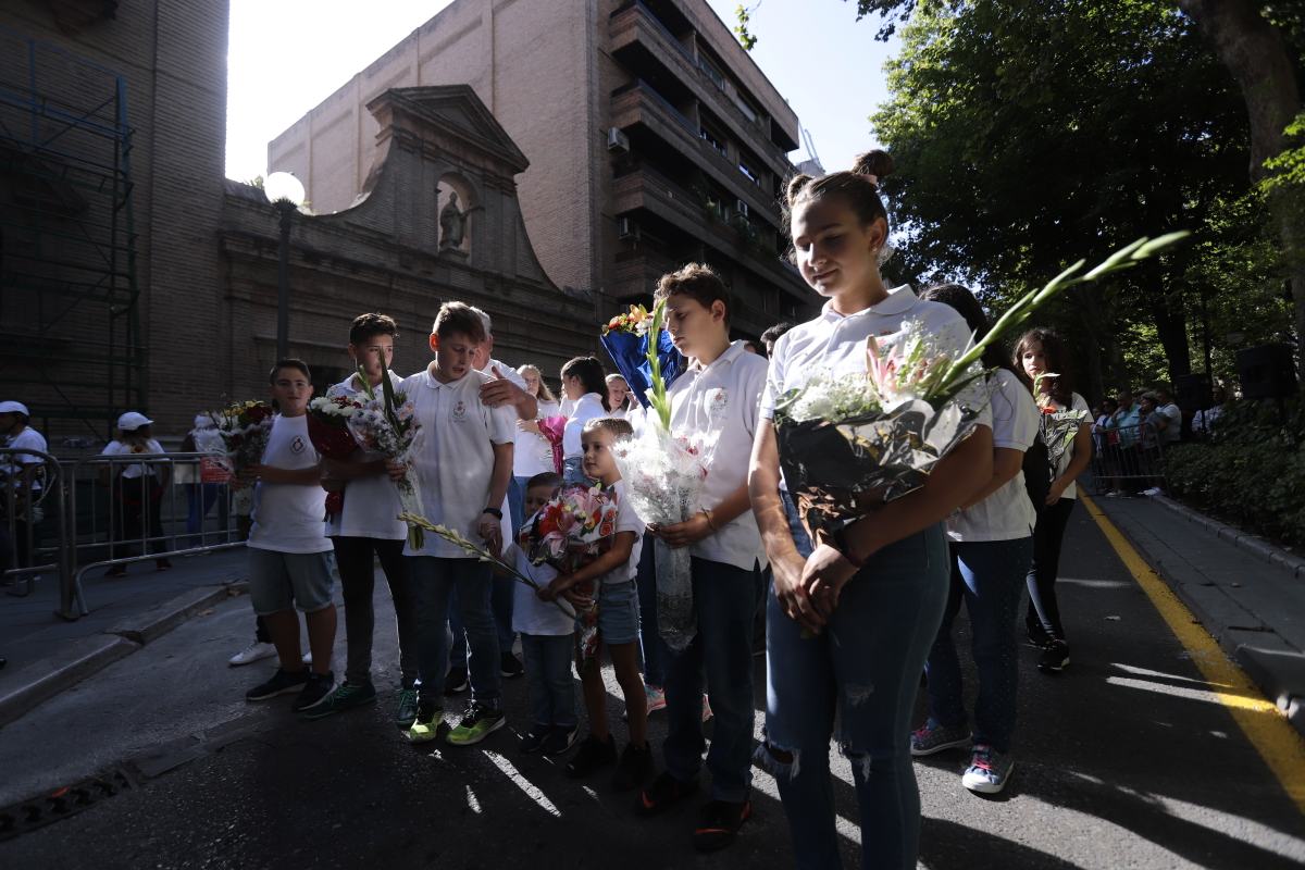 Miles de granadinos se reúnen en la Carrera para llenar de color la Basílica de las Angustias 