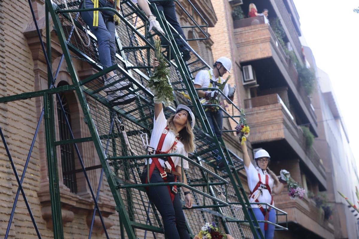 Miles de granadinos se reúnen en la Carrera para llenar de color la Basílica de las Angustias 