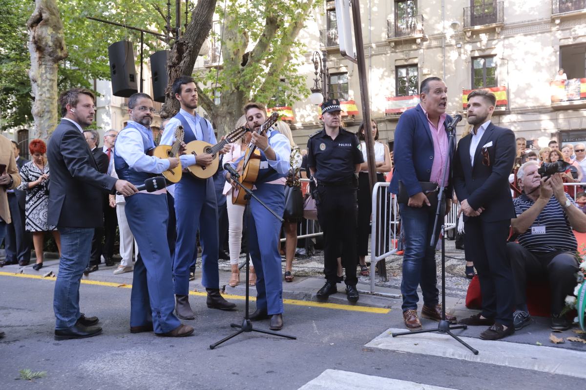 Miles de granadinos se reúnen en la Carrera para llenar de color la Basílica de las Angustias 