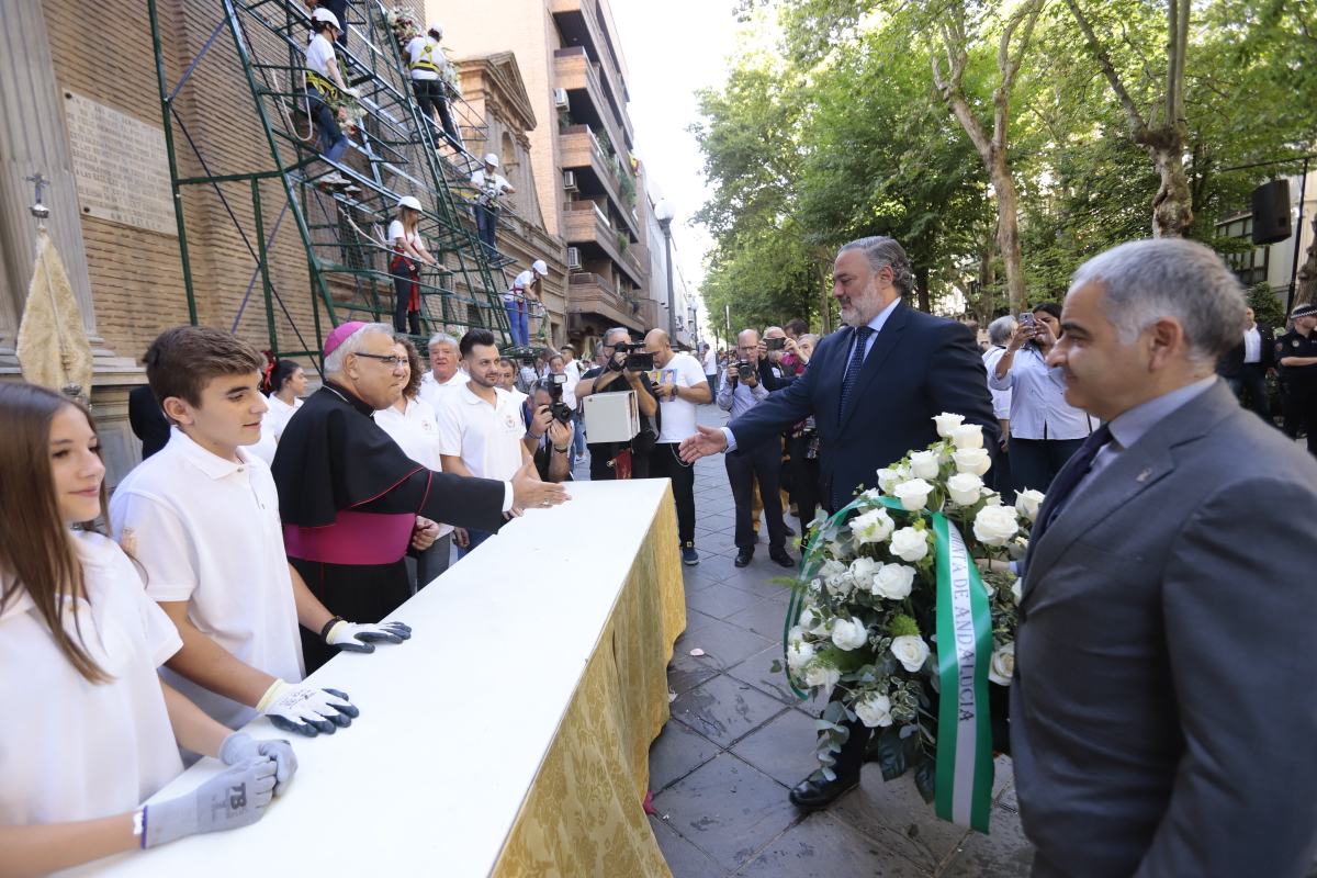 Miles de granadinos se reúnen en la Carrera para llenar de color la Basílica de las Angustias 