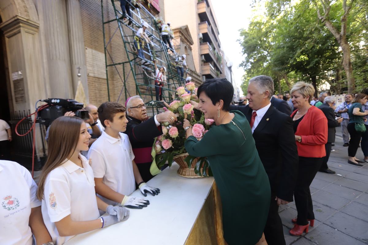 Miles de granadinos se reúnen en la Carrera para llenar de color la Basílica de las Angustias 