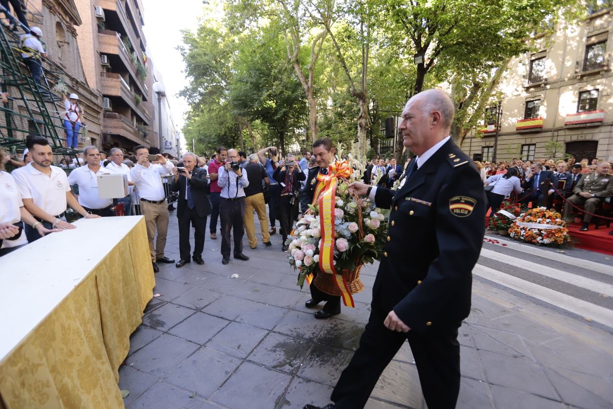 Miles de granadinos se reúnen en la Carrera para llenar de color la Basílica de las Angustias 