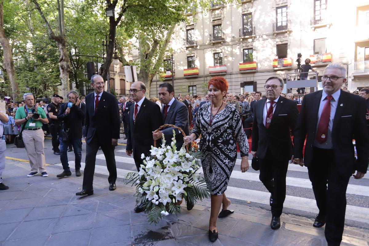 Miles de granadinos se reúnen en la Carrera para llenar de color la Basílica de las Angustias 