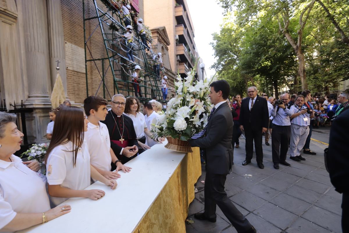 Miles de granadinos se reúnen en la Carrera para llenar de color la Basílica de las Angustias 