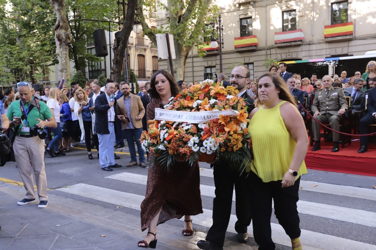 Miles de granadinos se reúnen en la Carrera para llenar de color la Basílica de las Angustias 