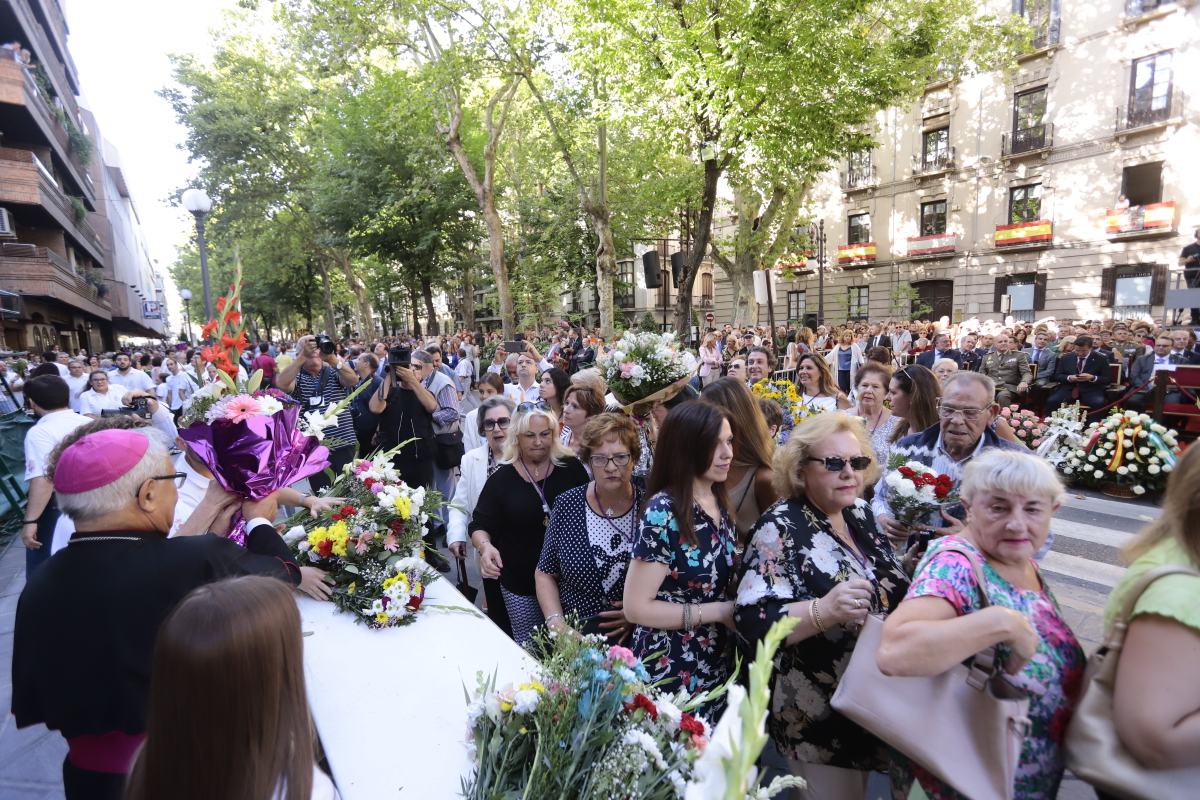 Miles de granadinos se reúnen en la Carrera para llenar de color la Basílica de las Angustias 