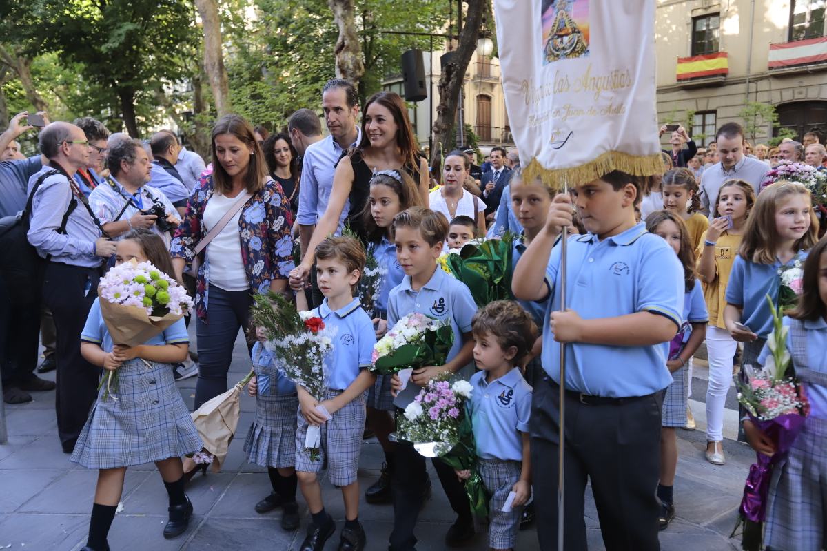 Miles de granadinos se reúnen en la Carrera para llenar de color la Basílica de las Angustias 