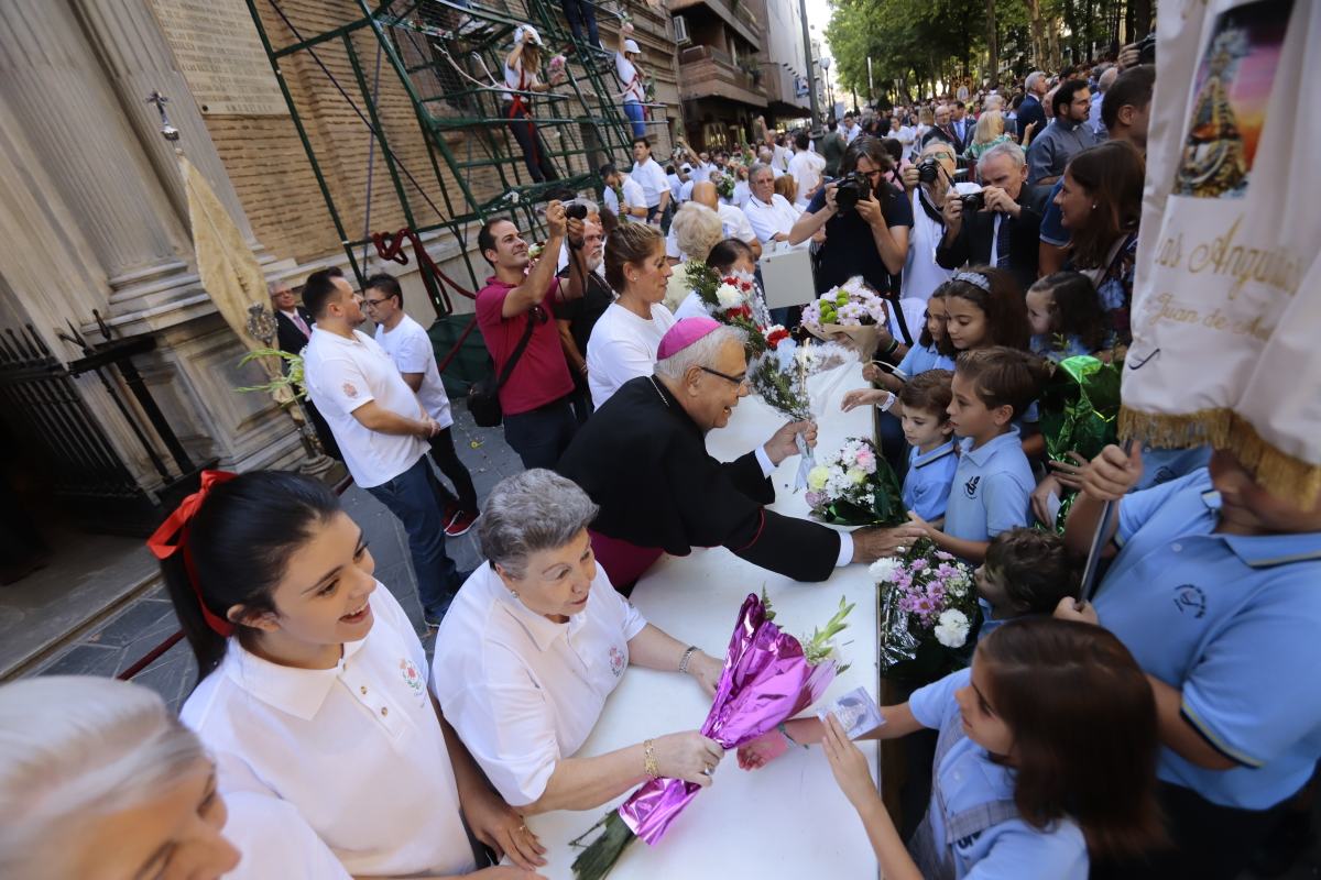 Miles de granadinos se reúnen en la Carrera para llenar de color la Basílica de las Angustias 