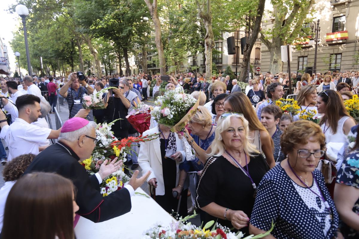 Miles de granadinos se reúnen en la Carrera para llenar de color la Basílica de las Angustias 