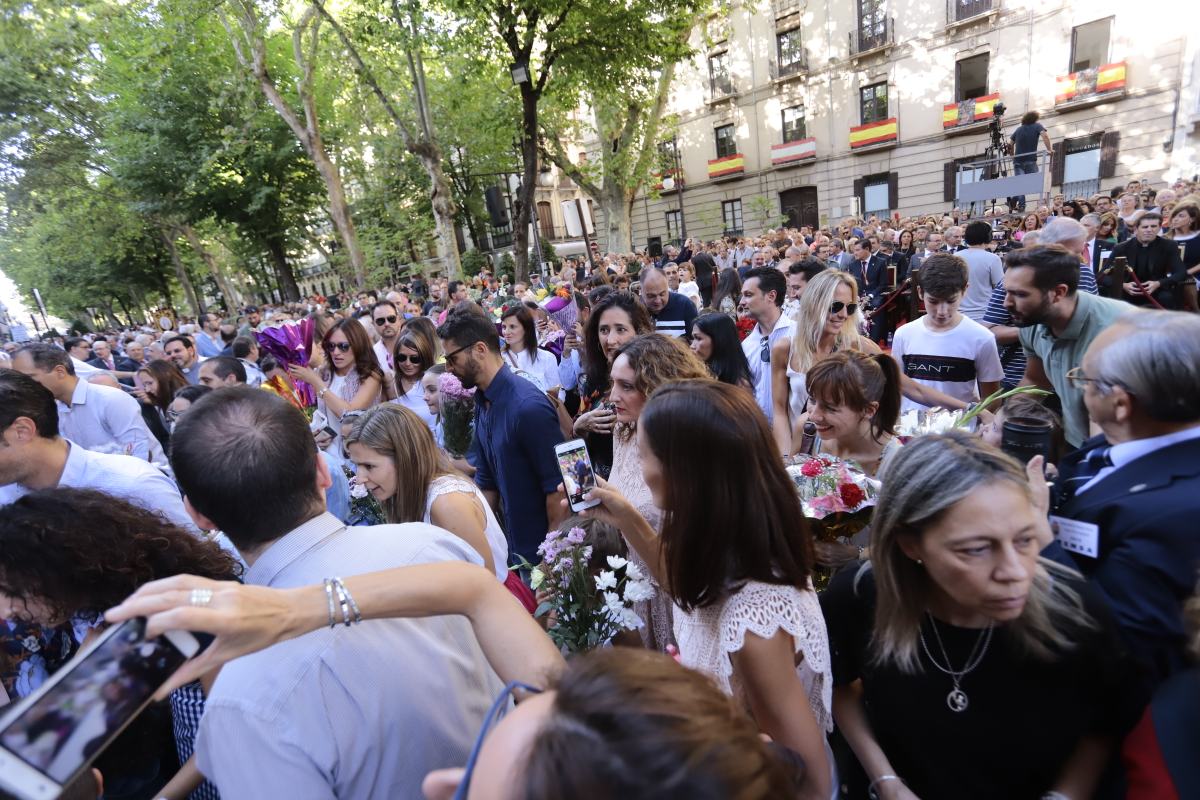 Miles de granadinos se reúnen en la Carrera para llenar de color la Basílica de las Angustias 