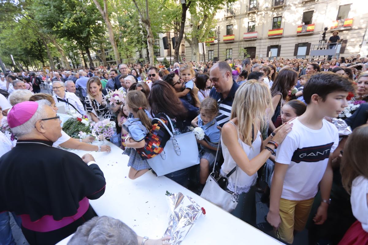 Miles de granadinos se reúnen en la Carrera para llenar de color la Basílica de las Angustias 