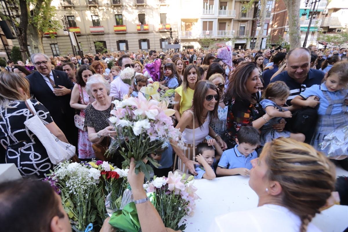 Miles de granadinos se reúnen en la Carrera para llenar de color la Basílica de las Angustias 