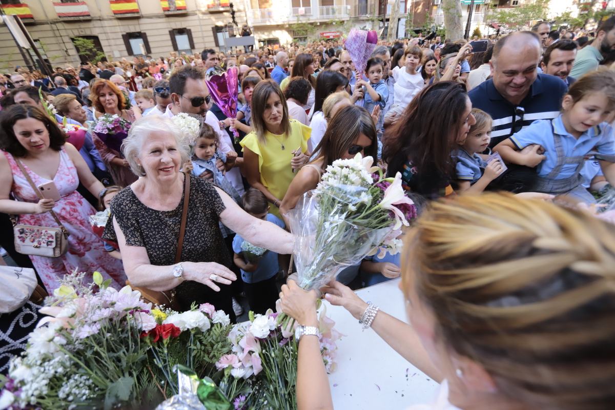 Miles de granadinos se reúnen en la Carrera para llenar de color la Basílica de las Angustias 