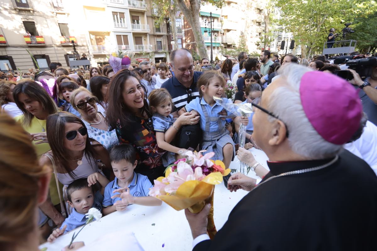 Miles de granadinos se reúnen en la Carrera para llenar de color la Basílica de las Angustias 