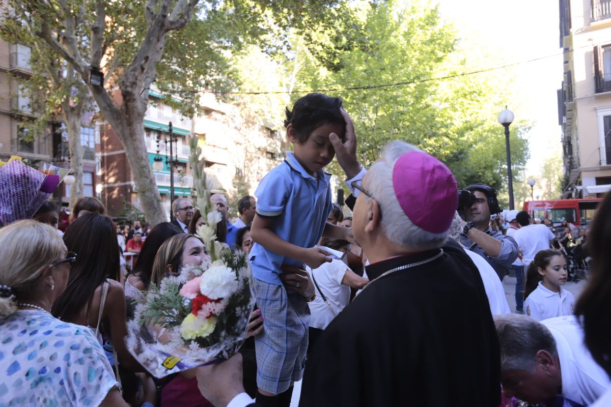 Miles de granadinos se reúnen en la Carrera para llenar de color la Basílica de las Angustias 