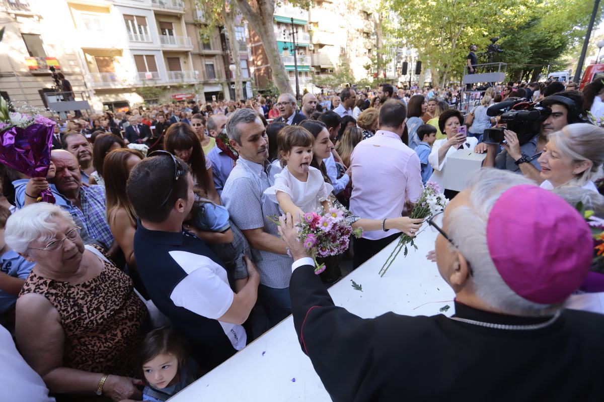 Miles de granadinos se reúnen en la Carrera para llenar de color la Basílica de las Angustias 