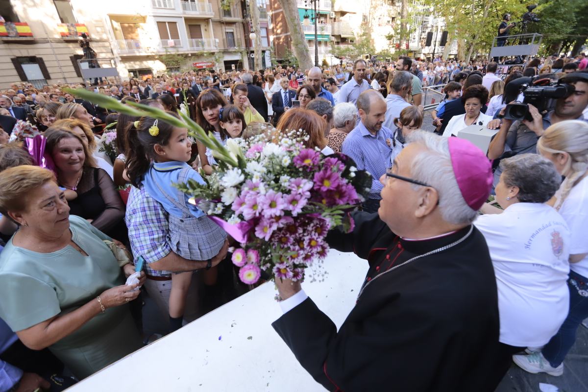 Miles de granadinos se reúnen en la Carrera para llenar de color la Basílica de las Angustias 