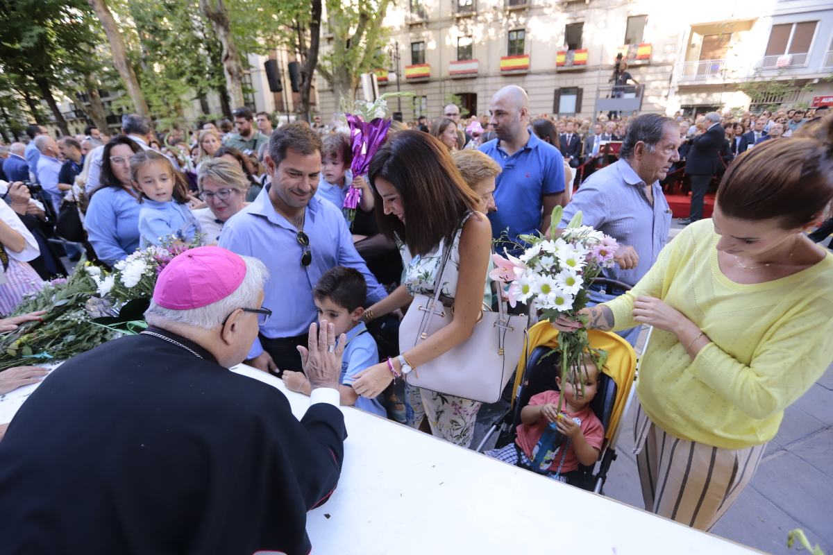 Miles de granadinos se reúnen en la Carrera para llenar de color la Basílica de las Angustias 