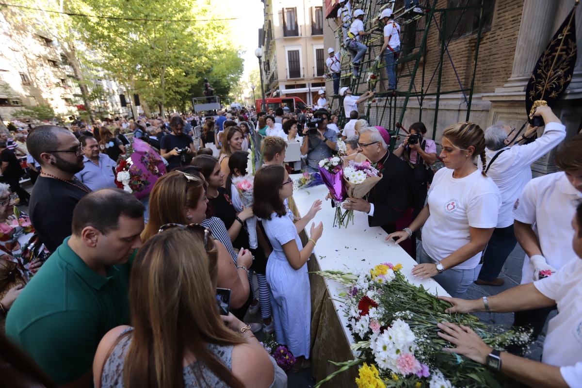 Miles de granadinos se reúnen en la Carrera para llenar de color la Basílica de las Angustias 