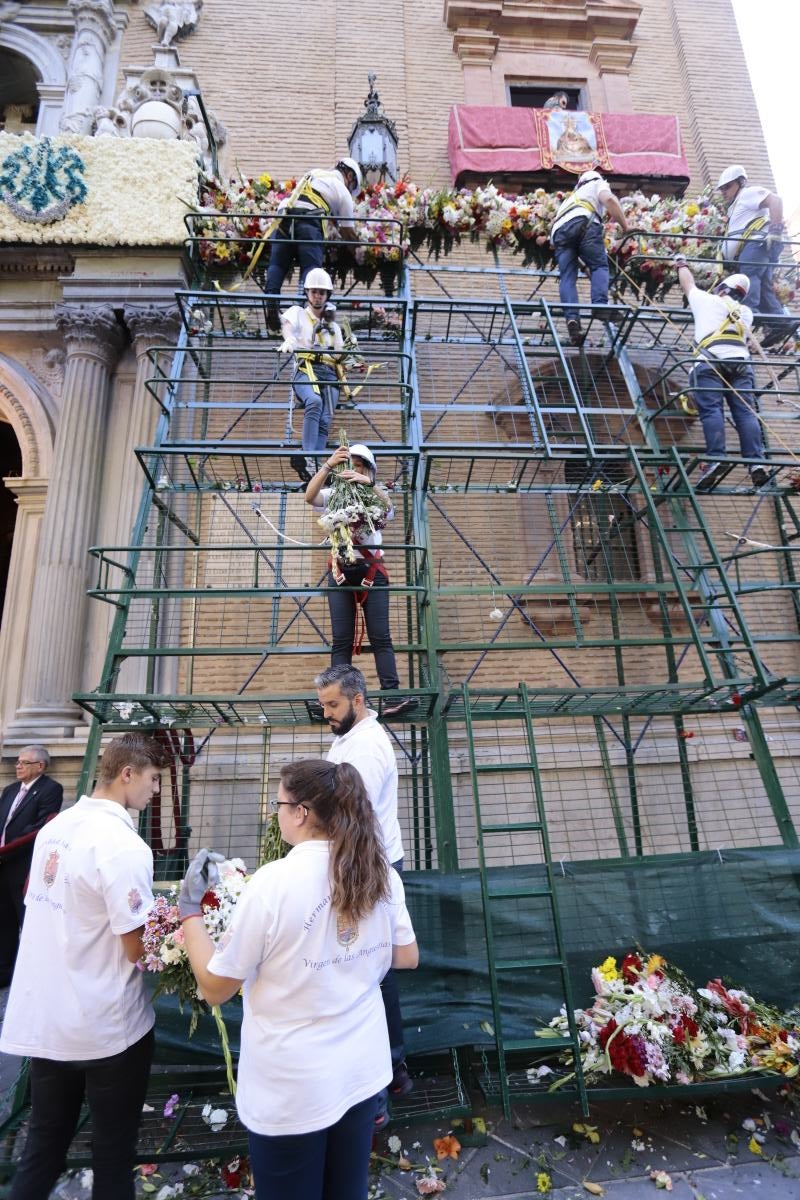 Miles de granadinos se reúnen en la Carrera para llenar de color la Basílica de las Angustias 