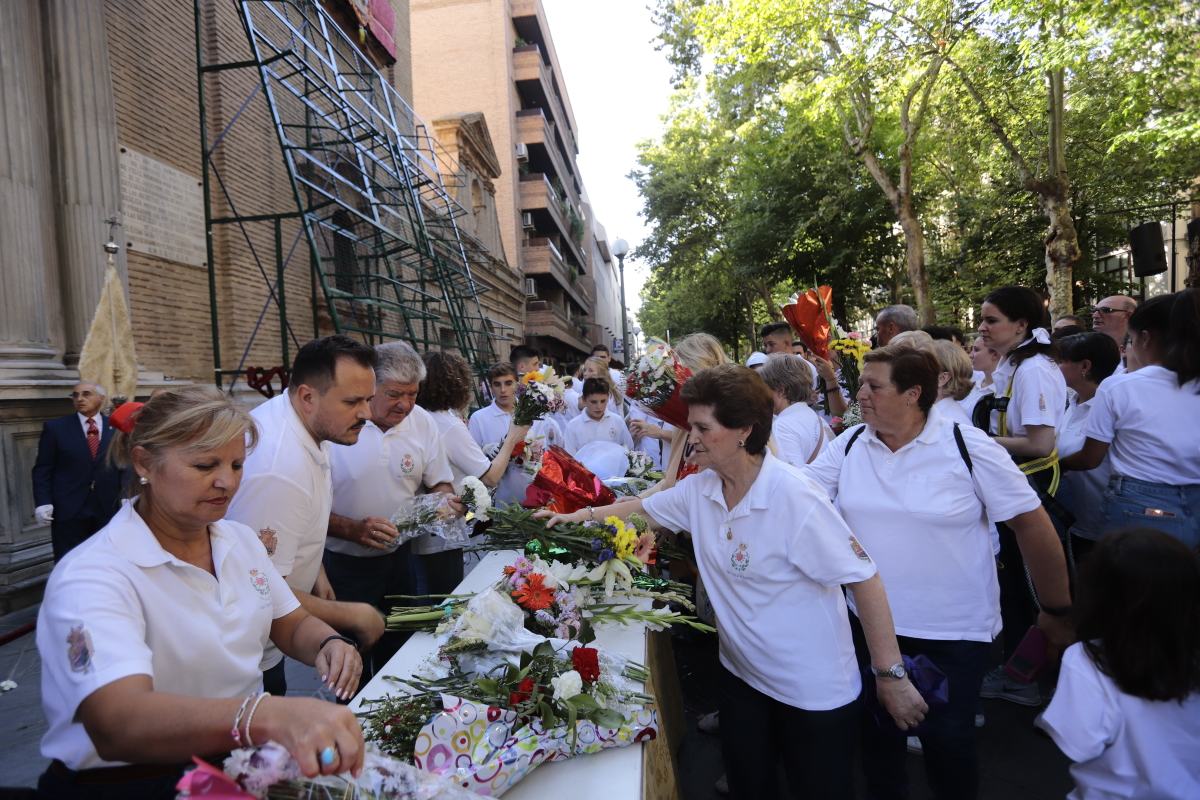 Miles de granadinos se reúnen en la Carrera para llenar de color la Basílica de las Angustias 