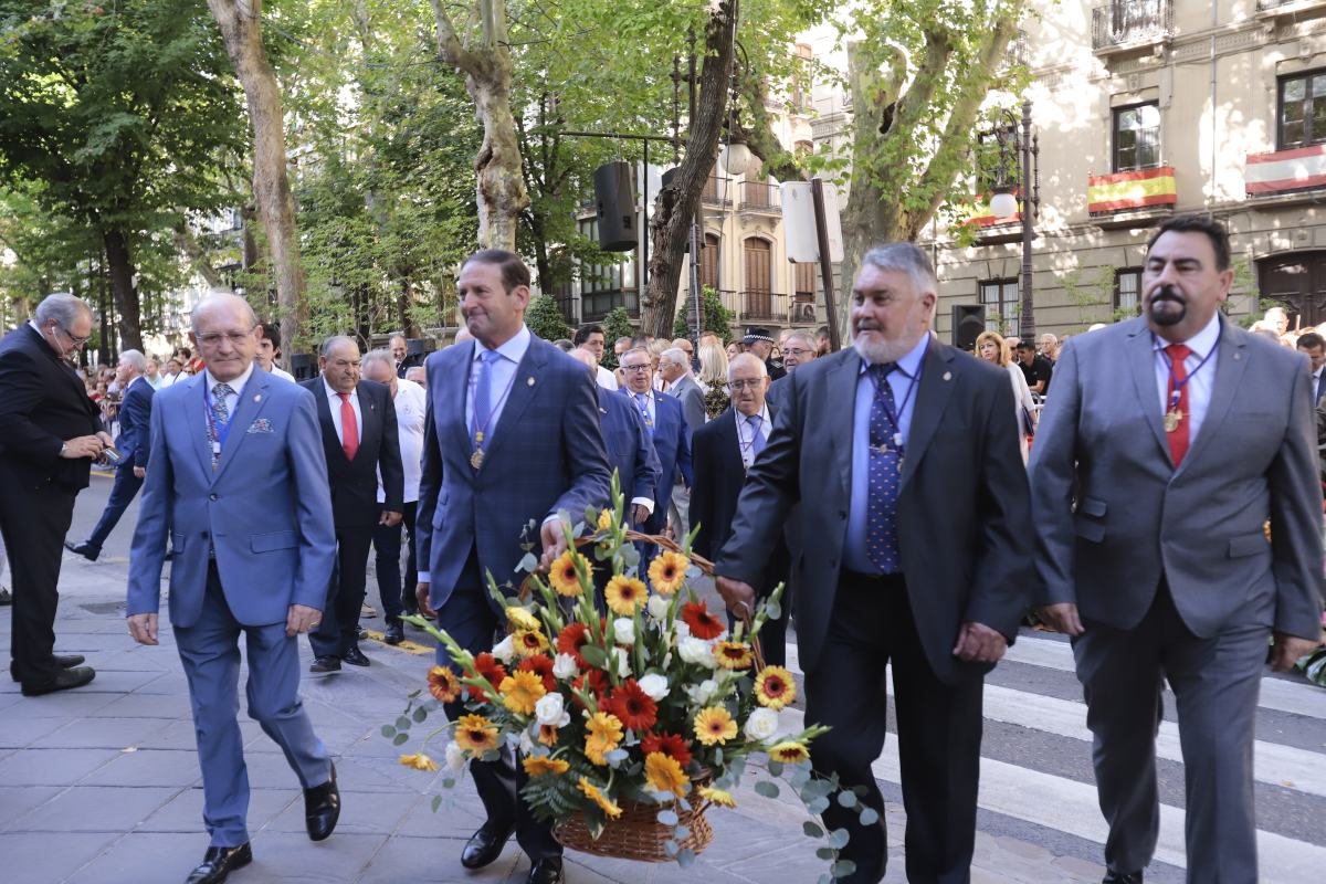 Miles de granadinos se reúnen en la Carrera para llenar de color la Basílica de las Angustias 