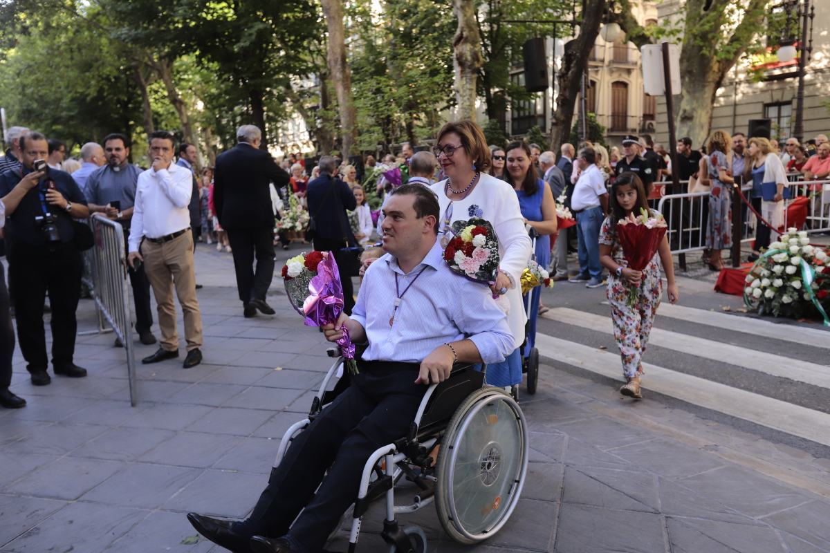 Miles de granadinos se reúnen en la Carrera para llenar de color la Basílica de las Angustias 