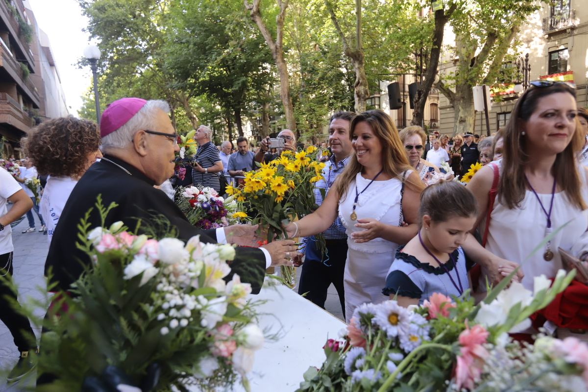 Miles de granadinos se reúnen en la Carrera para llenar de color la Basílica de las Angustias 