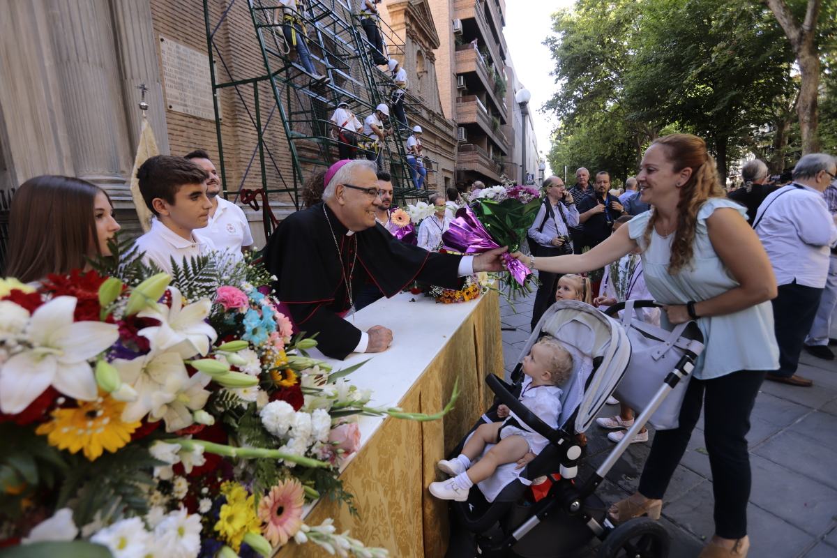 Miles de granadinos se reúnen en la Carrera para llenar de color la Basílica de las Angustias 