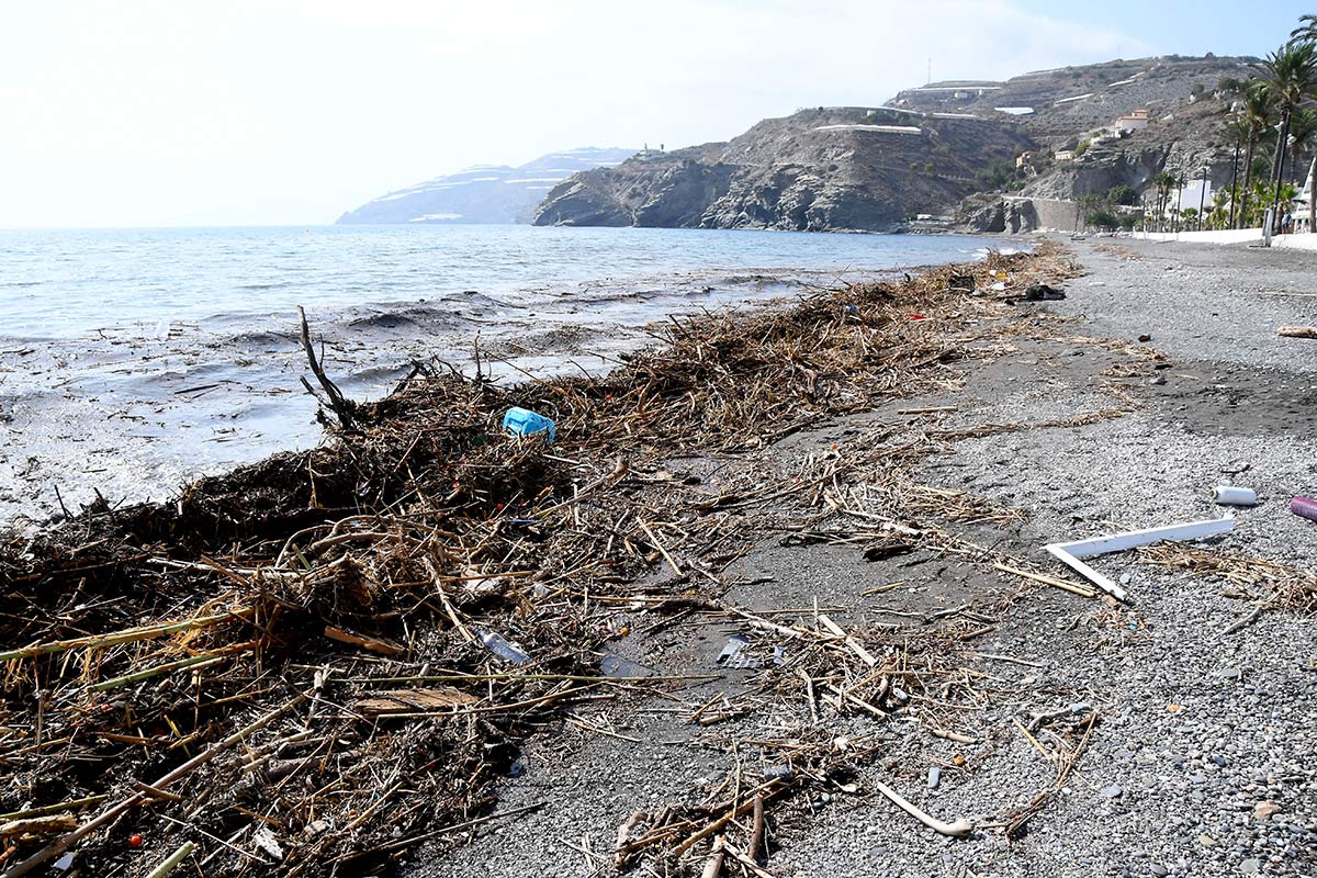 La Rábita y La Mamola amanecían ayer llenas de residuos, que los Ayuntamientos tratarán de eliminar hoy, a pesar de que en la zona no ha caído ni una gota de lluvia