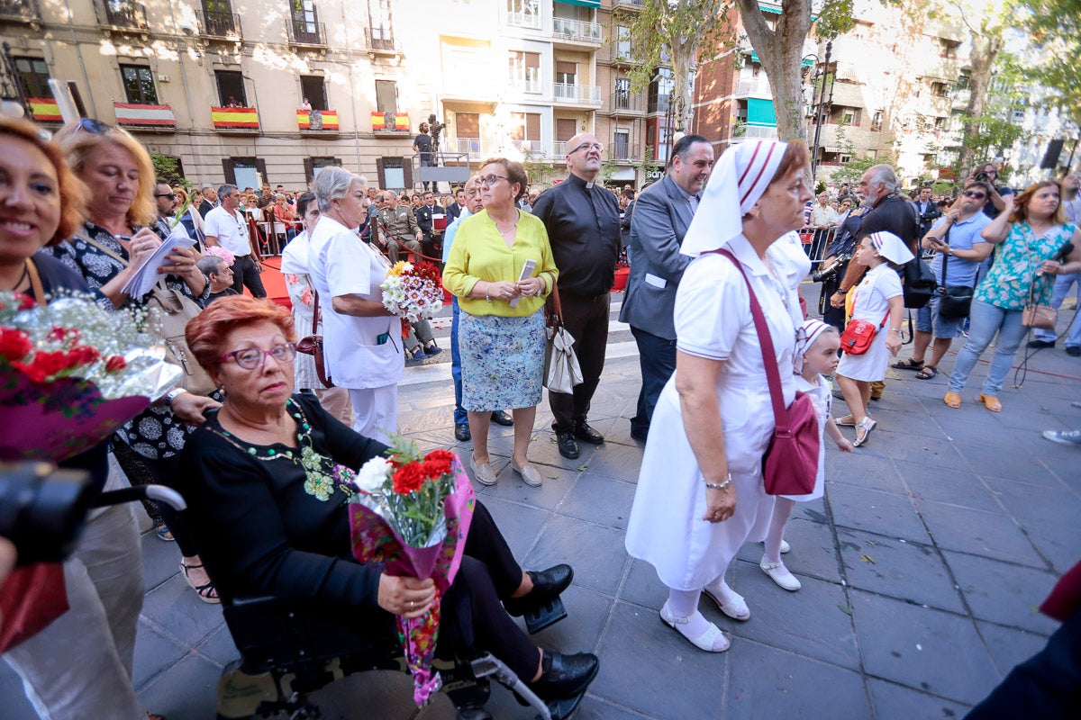 Miles de granadinos se reúnen en la Carrera para llenar de color la Basílica de las Angustias 