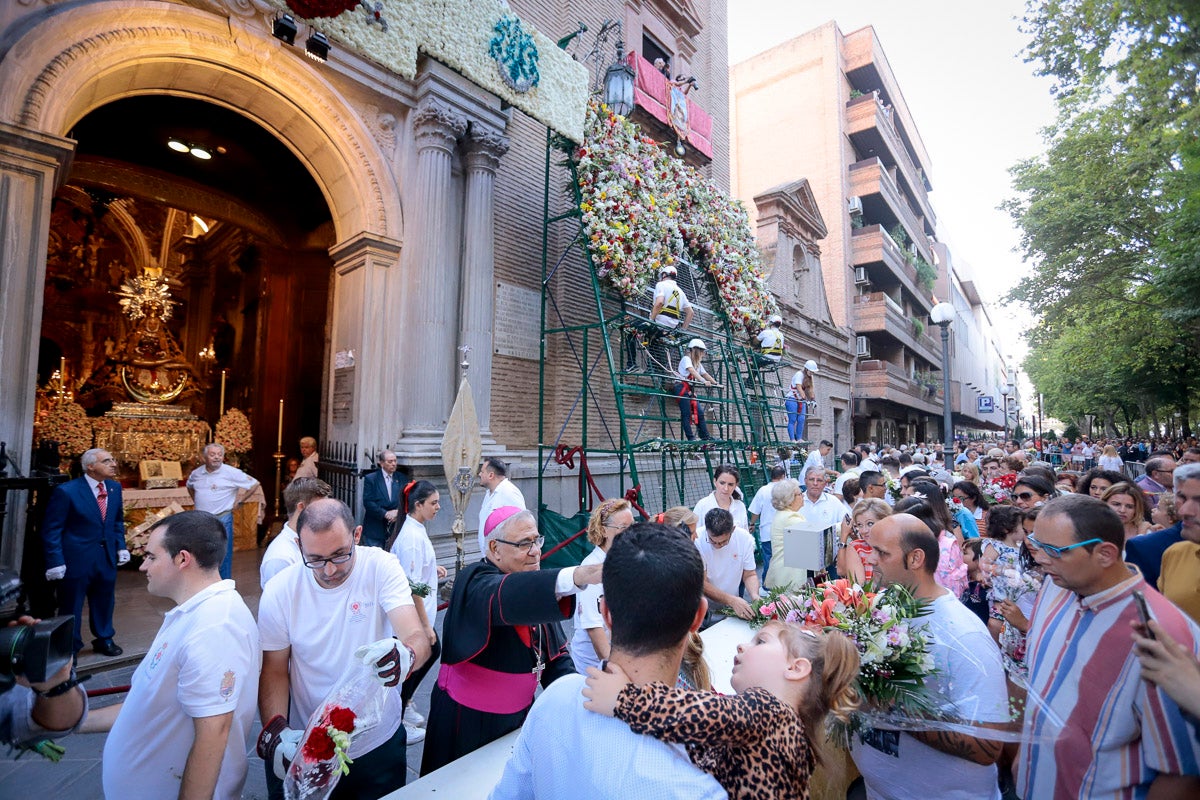 Miles de granadinos se reúnen en la Carrera para llenar de color la Basílica de las Angustias 