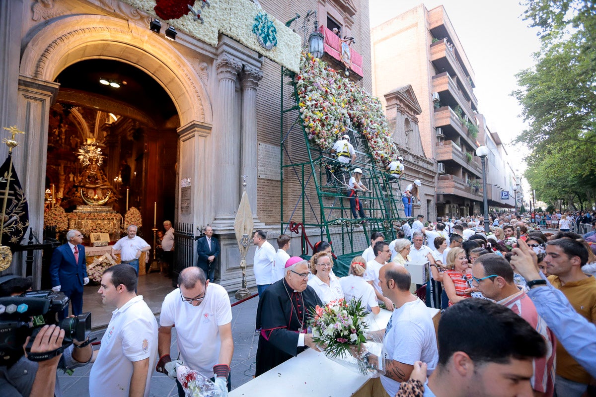 Miles de granadinos se reúnen en la Carrera para llenar de color la Basílica de las Angustias 