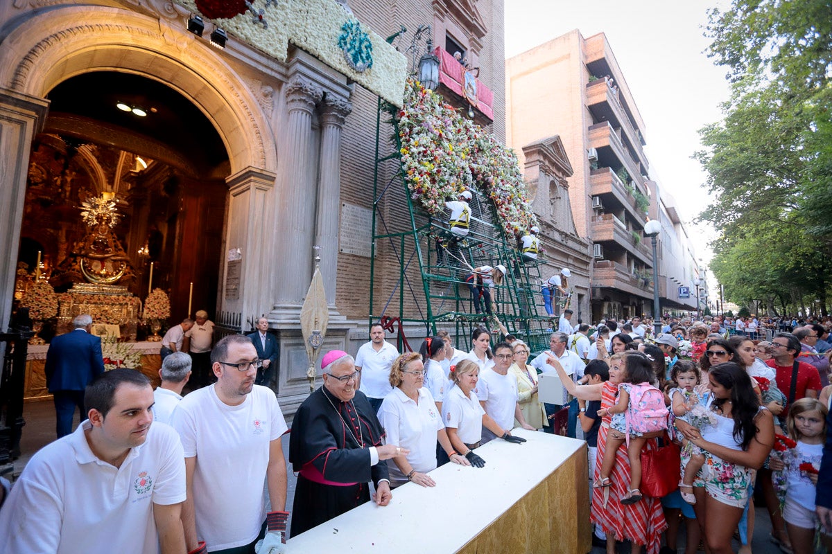 Miles de granadinos se reúnen en la Carrera para llenar de color la Basílica de las Angustias 