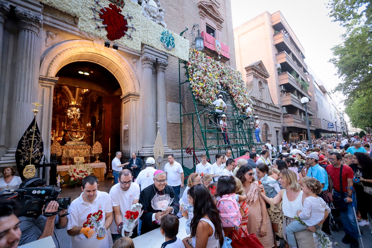 Miles de granadinos se reúnen en la Carrera para llenar de color la Basílica de las Angustias 