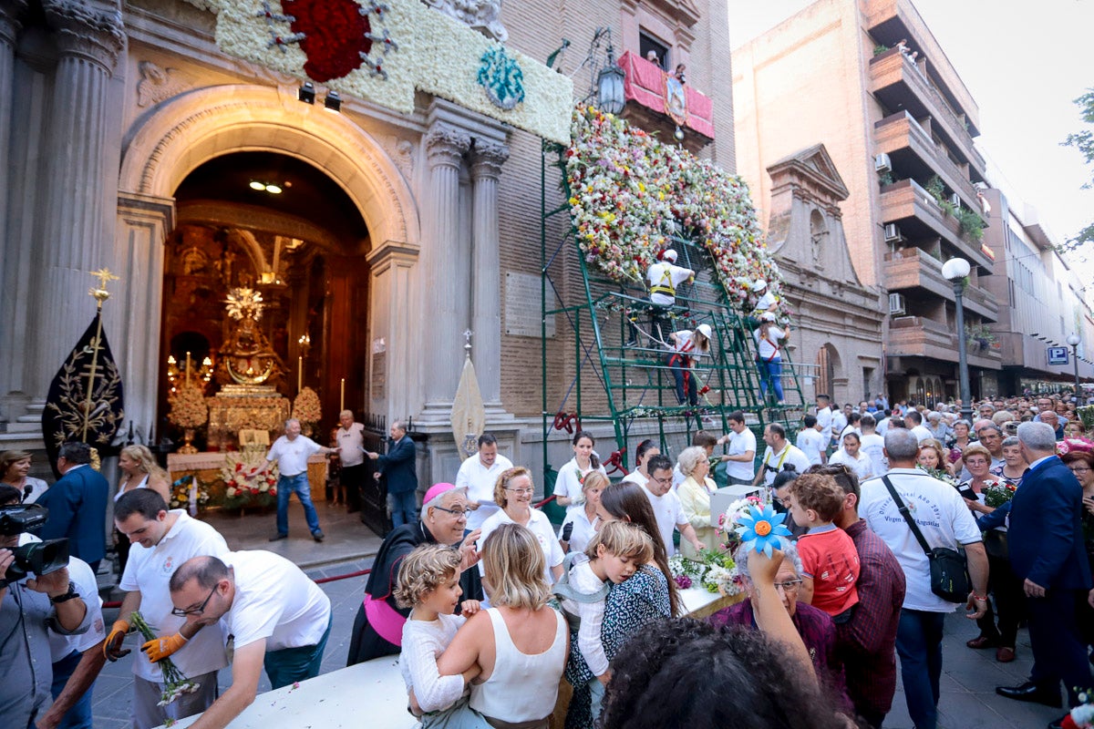 Miles de granadinos se reúnen en la Carrera para llenar de color la Basílica de las Angustias 