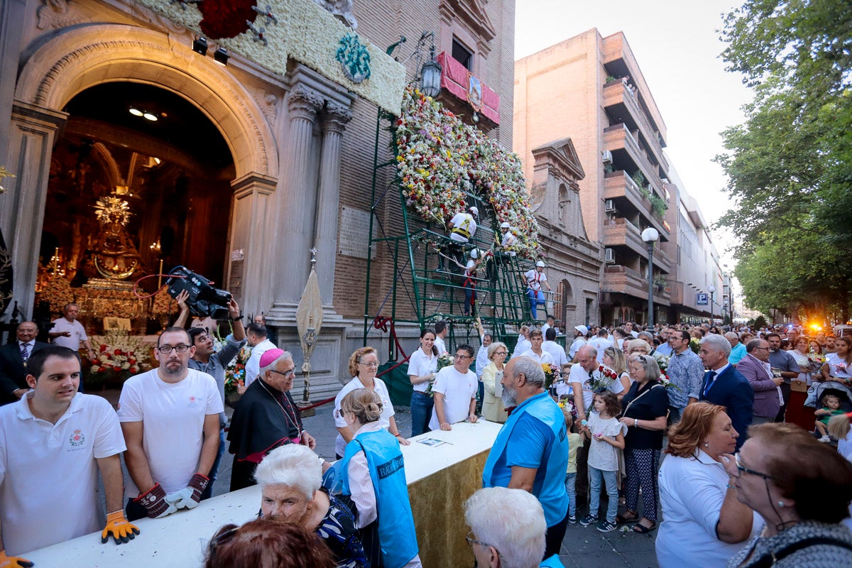 Miles de granadinos se reúnen en la Carrera para llenar de color la Basílica de las Angustias 