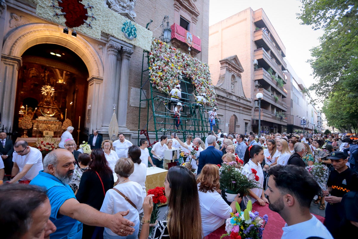 Miles de granadinos se reúnen en la Carrera para llenar de color la Basílica de las Angustias 