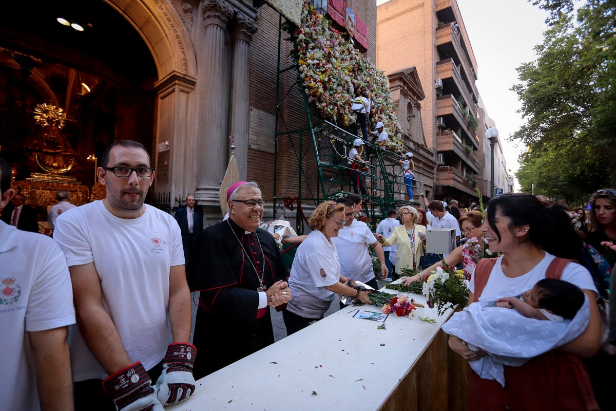 Miles de granadinos se reúnen en la Carrera para llenar de color la Basílica de las Angustias 