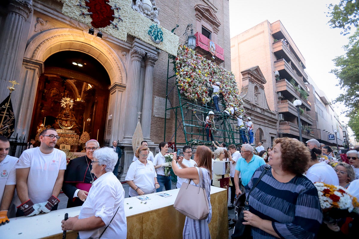 Miles de granadinos se reúnen en la Carrera para llenar de color la Basílica de las Angustias 