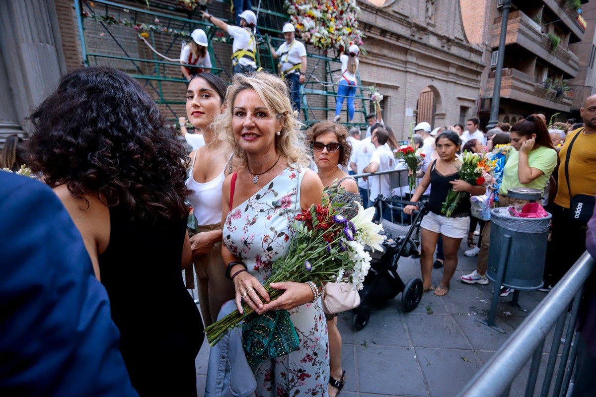 Miles de granadinos se reúnen en la Carrera para llenar de color la Basílica de las Angustias 