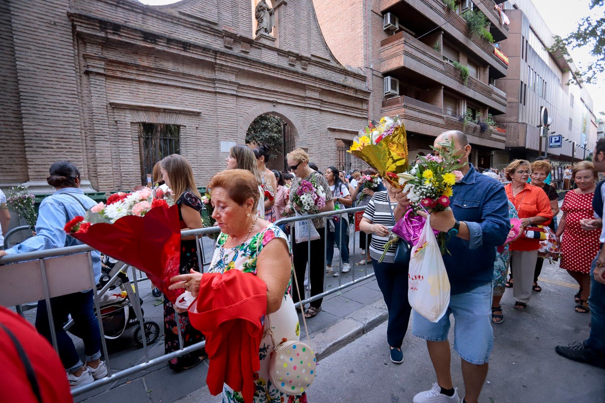 Miles de granadinos se reúnen en la Carrera para llenar de color la Basílica de las Angustias 