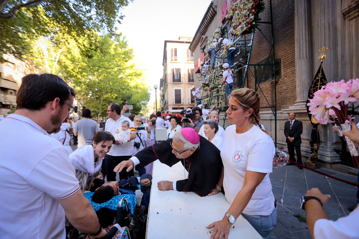 Miles de granadinos se reúnen en la Carrera para llenar de color la Basílica de las Angustias 