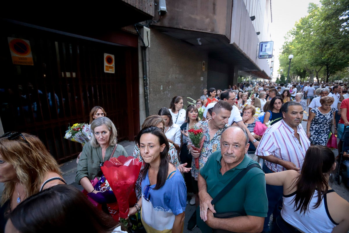 Miles de granadinos se reúnen en la Carrera para llenar de color la Basílica de las Angustias 