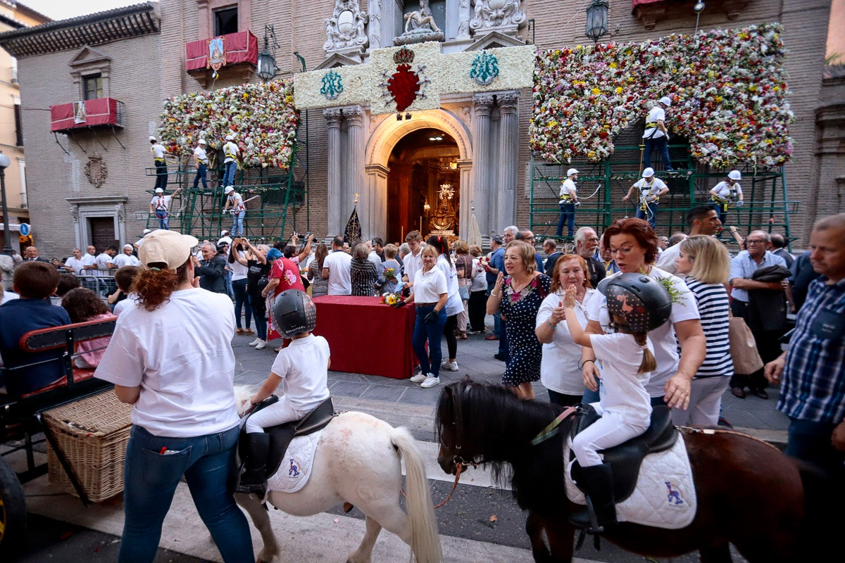 Miles de granadinos se reúnen en la Carrera para llenar de color la Basílica de las Angustias 