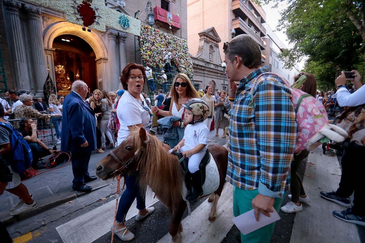 Miles de granadinos se reúnen en la Carrera para llenar de color la Basílica de las Angustias 