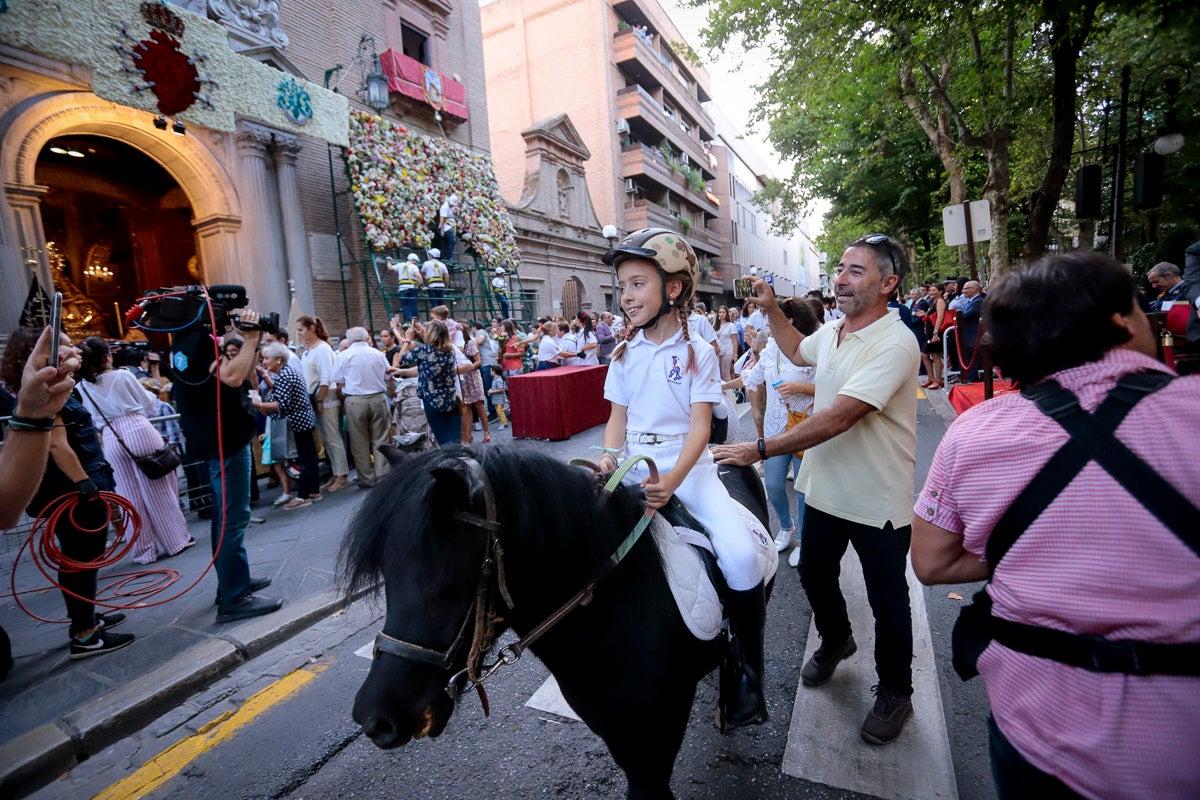 Miles de granadinos se reúnen en la Carrera para llenar de color la Basílica de las Angustias 